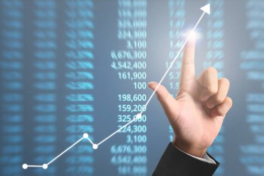 İşadamı, işinde grafik büyümesi ve grafik artışı için olumlu göstergeler planlıyor