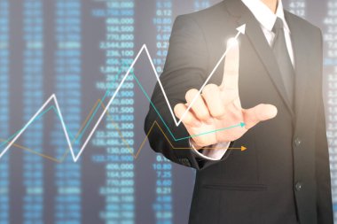 İşadamı, işinde grafik büyümesi ve grafik artışı için olumlu göstergeler planlıyor