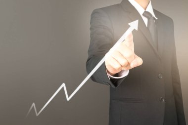 İşadamı, işinde grafik büyümesi ve grafik artışı için olumlu göstergeler planlıyor