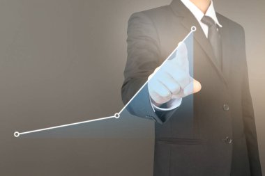 İşadamı, işinde grafik büyümesi ve grafik artışı için olumlu göstergeler planlıyor