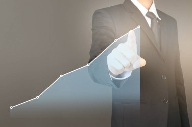İşadamı, işinde grafik büyümesi ve grafik artışı için olumlu göstergeler planlıyor