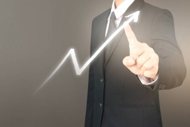 İşadamı, işinde grafik büyümesi ve grafik artışı için olumlu göstergeler planlıyor