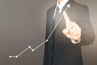 İşadamı, işinde grafik büyümesi ve grafik artışı için olumlu göstergeler planlıyor
