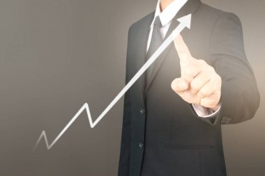 İşadamı, işinde grafik büyümesi ve grafik artışı için olumlu göstergeler planlıyor