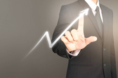 İşadamı, işinde grafik büyümesi ve grafik artışı için olumlu göstergeler planlıyor