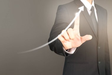 İşadamı, işinde grafik büyümesi ve grafik artışı için olumlu göstergeler planlıyor