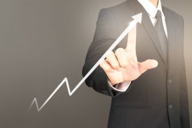 İşadamı, işinde grafik büyümesi ve grafik artışı için olumlu göstergeler planlıyor