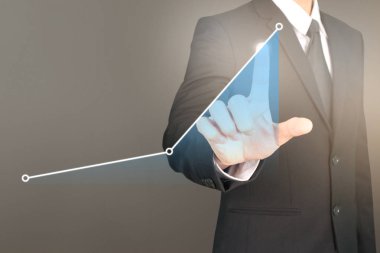 İşadamı, işinde grafik büyümesi ve grafik artışı için olumlu göstergeler planlıyor