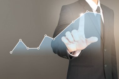 İşadamı, işinde grafik büyümesi ve grafik artışı için olumlu göstergeler planlıyor