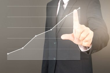 İşadamı, işinde grafik büyümesi ve grafik artışı için olumlu göstergeler planlıyor