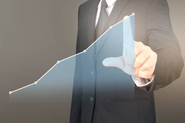 İşadamı, işinde grafik büyümesi ve grafik artışı için olumlu göstergeler planlıyor