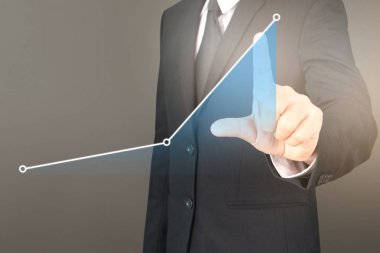 İşadamı, işinde grafik büyümesi ve grafik artışı için olumlu göstergeler planlıyor