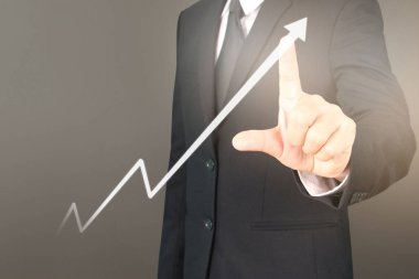 İşadamı, işinde grafik büyümesi ve grafik artışı için olumlu göstergeler planlıyor