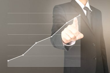 İşadamı, işinde grafik büyümesi ve grafik artışı için olumlu göstergeler planlıyor