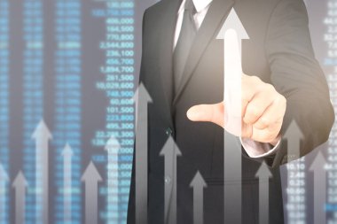 İşadamı, işinde grafik büyümesi ve grafik artışı için olumlu göstergeler planlıyor