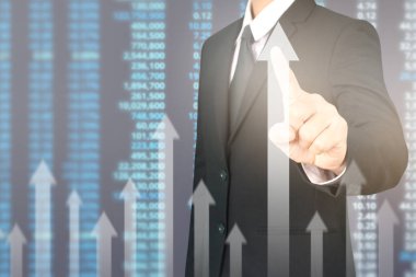 İşadamı, işinde grafik büyümesi ve grafik artışı için olumlu göstergeler planlıyor