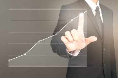 İşadamı, işinde grafik büyümesi ve grafik artışı için olumlu göstergeler planlıyor