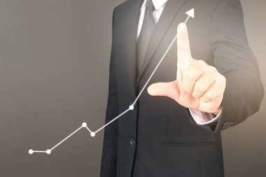 İşadamı, işinde grafik büyümesi ve grafik artışı için olumlu göstergeler planlıyor