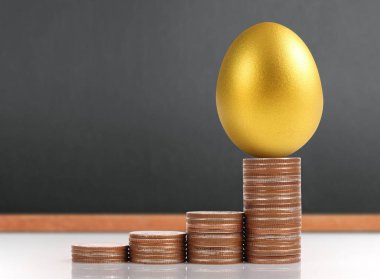 Yatırım hisse senedi altın yumurta konsepti
