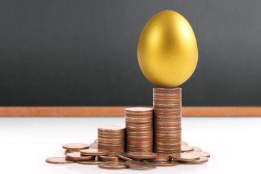 Yatırım hisse senedi altın yumurta konsepti
