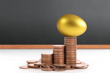 Yatırım hisse senedi altın yumurta konsepti