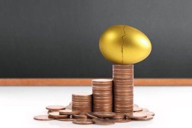 Yatırım hisse senedi altın yumurta konsepti