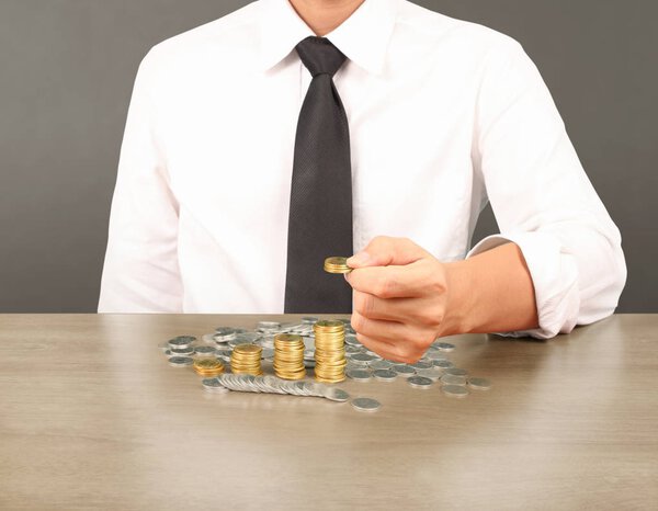 человеческая рука вкладывает деньги, бизнес-идеи