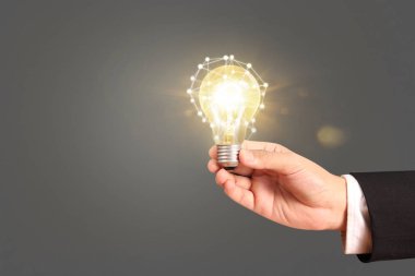 Ampulü elimde tutuyorum.