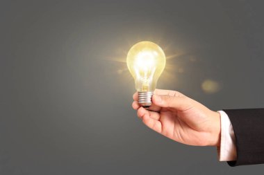 Ampulü elimde tutuyorum.