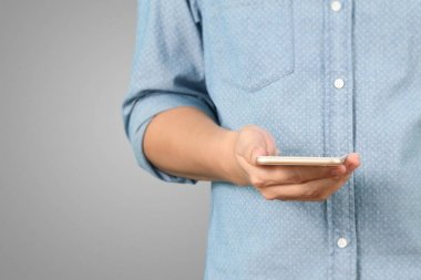 Bir elde ekran akıllı telefonuna dokun