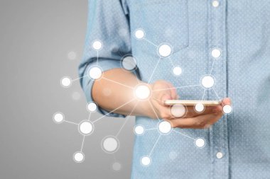 Bir elde ekran akıllı telefonuna dokun