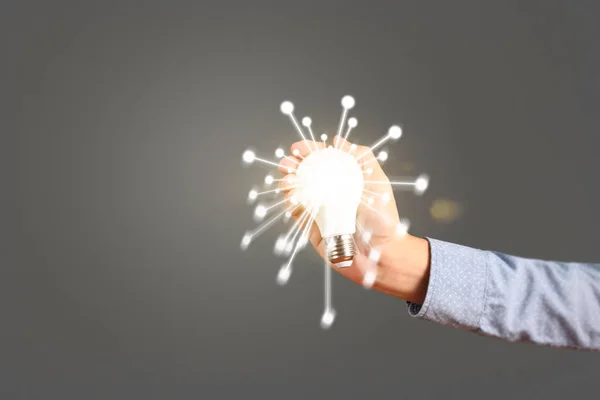 Tenendo Lampadina Una Mano — Foto Stock