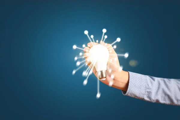 Tenendo Lampadina Una Mano — Foto Stock