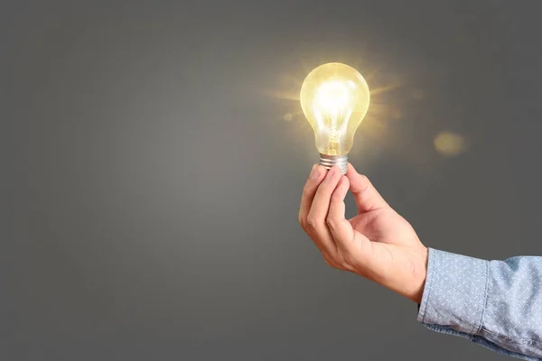 Tenendo Lampadina Una Mano — Foto Stock