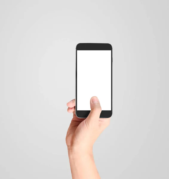 Сенсорный экран смартфона в руке — стоковое фото