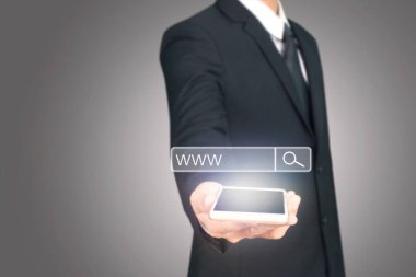 El akıllı telefon cihazı tutarak