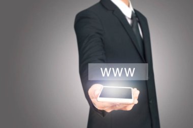 El akıllı telefon cihazı tutarak