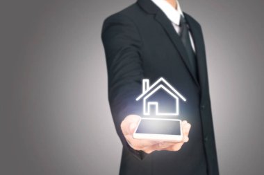 El akıllı telefon cihazı tutarak