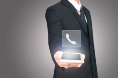 El akıllı telefon cihazı tutarak