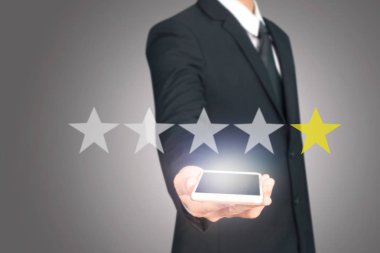 El akıllı telefon cihazı tutarak