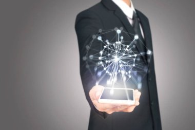 El akıllı telefon cihazı tutarak