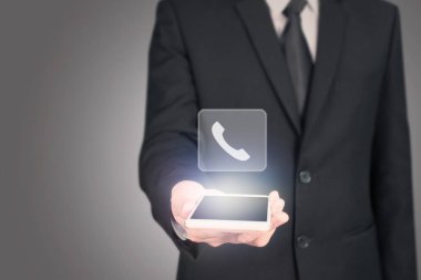 El akıllı telefon cihazı tutarak