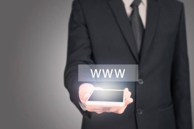 El akıllı telefon cihazı tutarak