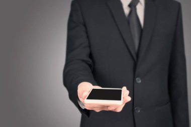 El akıllı telefon cihazı tutarak