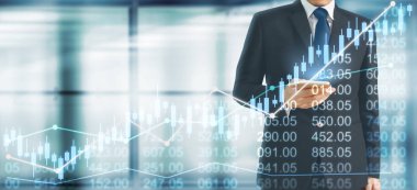 İş adamı planındaki grafik artışı artışı indica