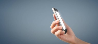 smartphone aygıt tutarak ve ekran dokunaklı adam el