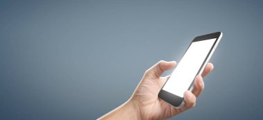 smartphone aygıt tutarak ve ekran dokunaklı adam el