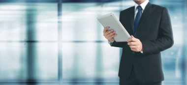 İş adamı grafik büyümesi ve grafik artışı olumlu indica