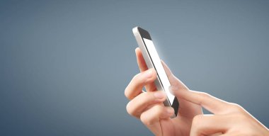 smartphone aygıt tutarak ve ekran dokunaklı adam el