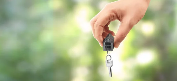 Agente inmobiliario entregando llaves de la casa en mano — Foto de Stock